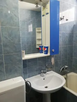 Vand (inchiriez)apartament 2 camere semidecomandat, parter, zona centrala.