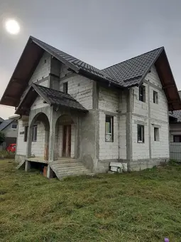 Vând casă la roșu cu 10 ari teren