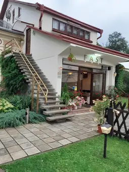 Hotel FAST Radauti angajeaza receptionier-barman